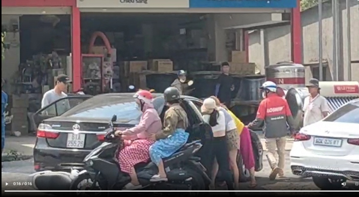 Nghi án nhóm đánh ghen cắt tóc, lột quần áo cô gái: Nạn nhân mới 18 tuổi