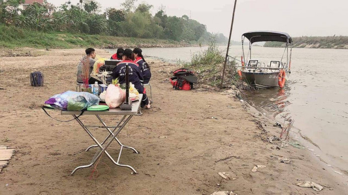 Tìm thấy thi thể bé trai 13 tuổi bị đuối nước khi đi nhặt chai nhựa ở bãi bồi sông Hồng