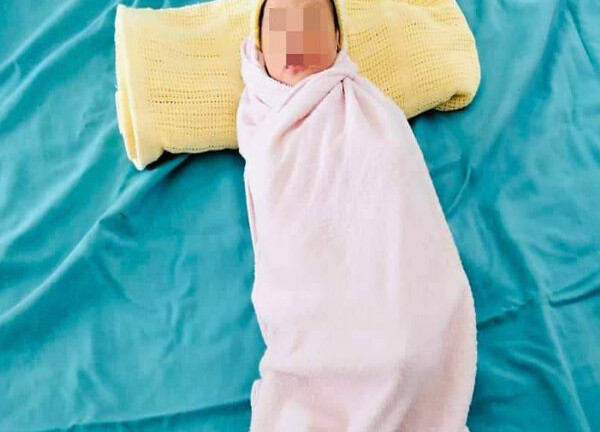 Nghe tiếng trẻ em khóc lúc nửa đêm, người dân hoảng hốt phát hiện bé gái còn dây rốn bị bỏ rơi