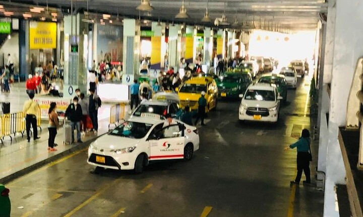 Vì sao bỏ kế hoạch thu thêm phí taxi ở Tân Sơn Nhất?