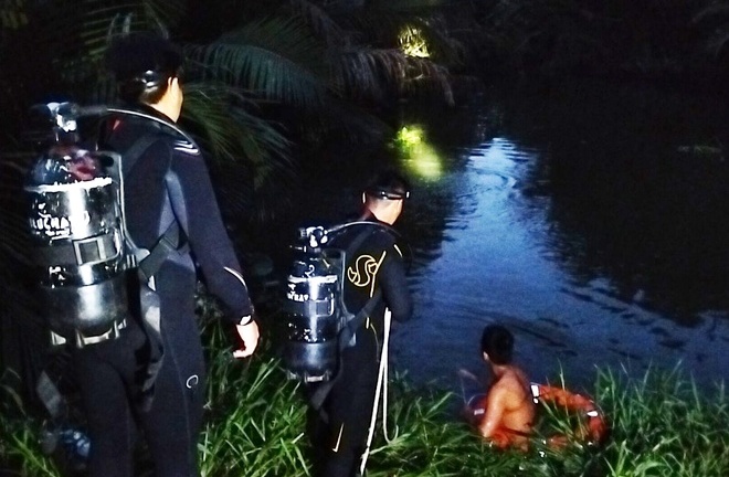 4 giờ lặn tìm dưới sông, cảnh sát phát hiện cảnh tượng kinh hãi