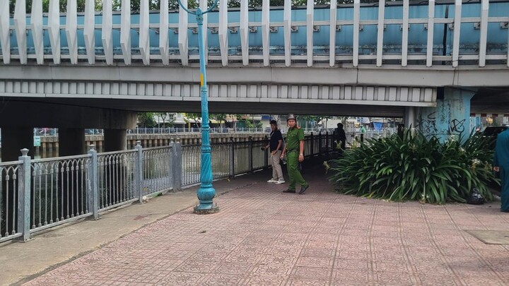 Đang câu cá, kinh hãi phát hiện thi thể nữ giới nổi trên kênh Nhiêu Lộc - Thị Nghè