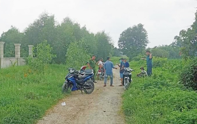 Vụ thi thể người đàn ông phân hủy trong bụi cây ở TP.HCM: Xuất hiện sợi dây dù lạ