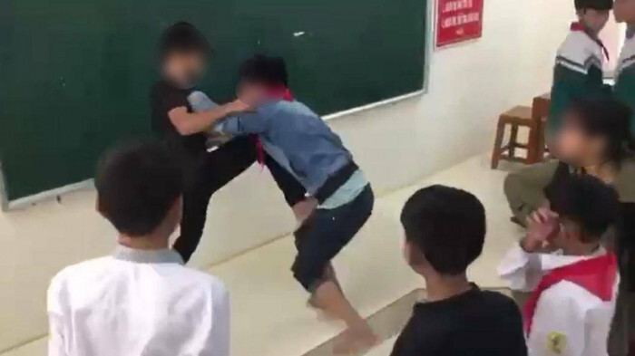Xôn xao video nam sinh lớp 8 bị đánh hội đồng ở Hòa Bình