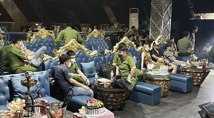 Đột kích bất ngờ, phát hiện nhiều khách dương tính ma túy trong quán bar ở Bình Dương