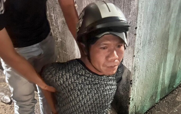 Vừa mở cửa, nữ chủ nhà bị tên cướp kề dao vào cổ, trói chân tay để cướp tài sản