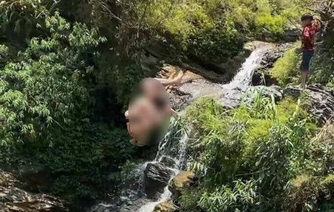 Xôn xao hình ảnh du khách Tây có hành động 