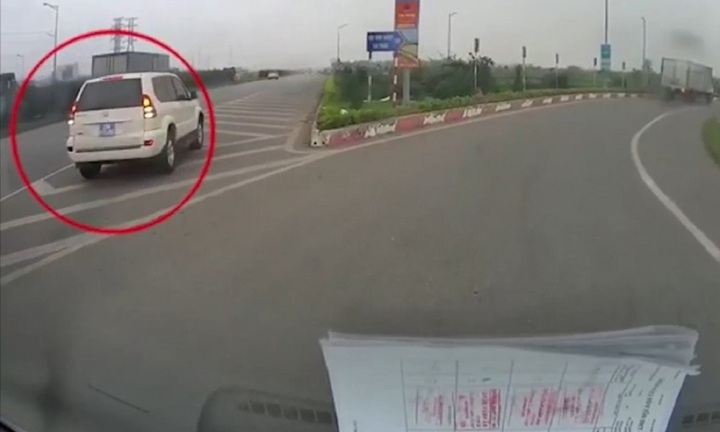 Lùi xe ô tô trên đường một chiều có bị phạt không?