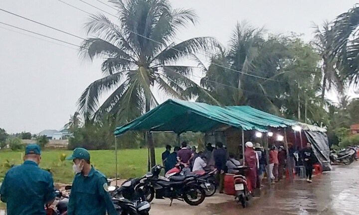 Vụ 3 chị em ruột chết đuối ở Ninh Thuận: Xót lòng cảnh 3 cỗ quan tài bên đường