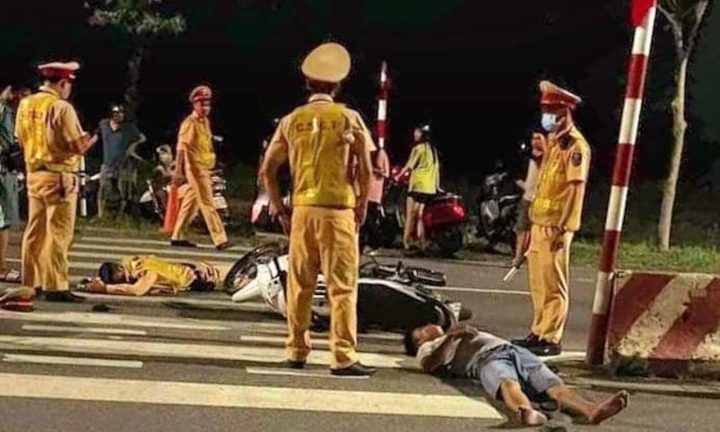 Trốn đo nồng độ cồn, 2 thanh niên đi xe máy lao thẳng vào CSGT ở Vĩnh Phúc