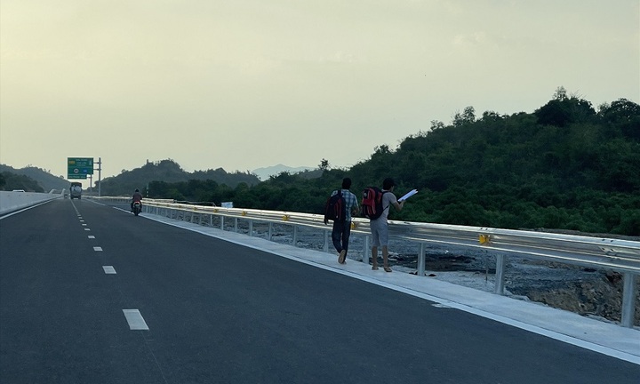 Đi bộ trên cao tốc bị phạt bao nhiêu tiền?