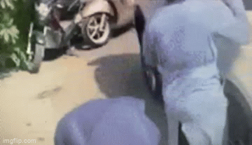 Hà Nội: Xôn xao clip người phụ nữ dùng mũ bảo hiểm đập vỡ kính xe ô tô để đánh ghen