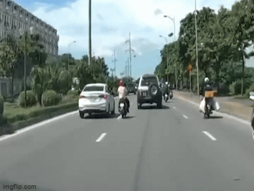 Công an Hà Nội truy tìm tài xế ô tô nghi cố tình chèn ngã người đi xe máy