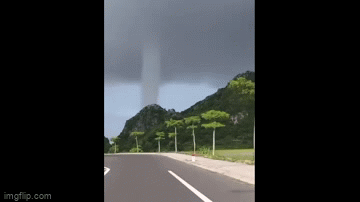 Vòi rồng khổng lồ cao hàng trăm mét xuất hiện ở khu vực biển Hải Phòng