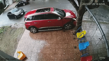 Xác minh vụ tài xế điều khiển ôtô cố tình đâm nát phương tiện đang dừng đỗ bên đường