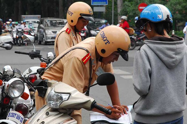 16 lỗi vi phạm giao thông xử phạt tại chỗ, không cần lập biên bản