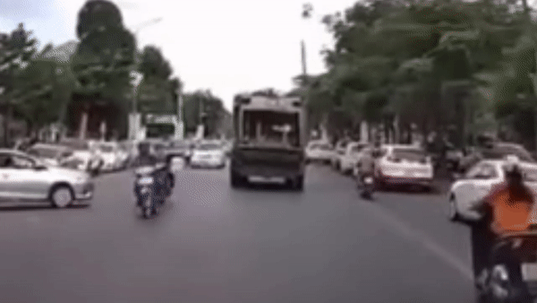 Tài xế ô tô mở cửa bất cẩn gây tai nạn, người phụ nữ ngã ra đường tử vong
