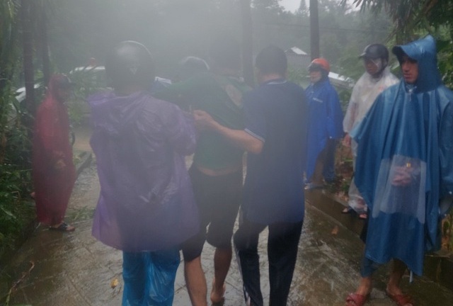 Tin thời sự nóng mới nhất ngày 16/11: Hai vợ chồng được giải cứu do sạt lở đất từ quả đồi sau nhà