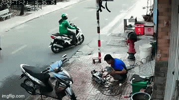 Camera ghi lại hình ảnh nghi phạm phóng hỏa 3 người tử vong ở TP.HCM chở can xăng 20 lít đi gây án