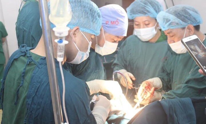 Người đàn ông ở Điện Biên bị máy phay chèn ngang ngực