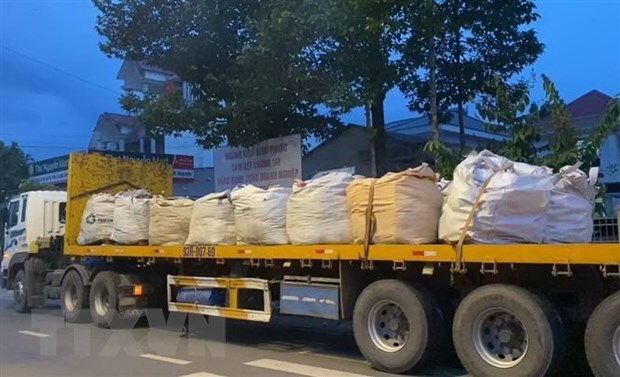 Bắt quả tang xe đầu kéo đổ trộm chất thải ra lô cao su tại Bình Phước