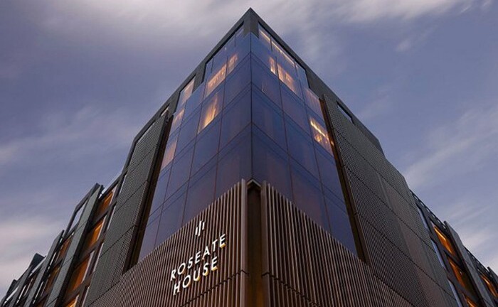 Gần 2 năm ở trong khách sạn 5 sao nhưng không trả tiền