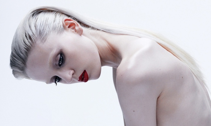 Nữ người mẫu nổi tiếng tiết lộ việc từng phải ăn bông gòn để giữ dáng