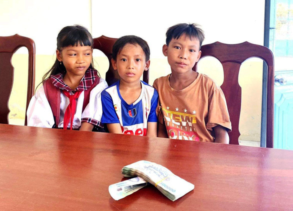 3 học sinh tiểu học trả lại 42 triệu đồng nhặt được có hoàn cảnh khó khăn