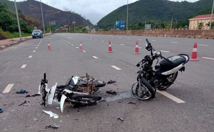 Tin tức tai nạn giao thông ngày 15/5/2021: Xe máy đối đầu, 2 người chết