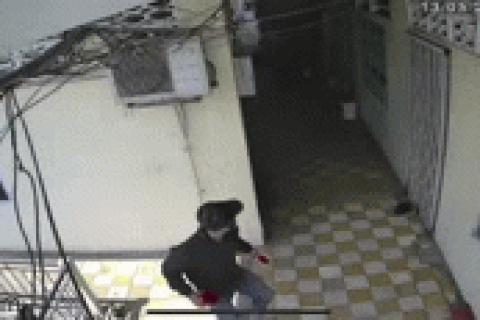 Vụ clip thanh niên bịt mặt tạt sơn vào cửa sổ nhà dân: Nữ chủ nhà 71 tuổi kể gì?