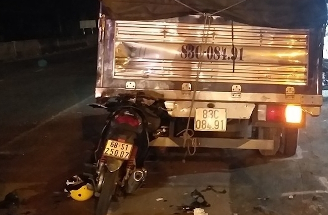 Tin tức tai nạn giao thông ngày 20/5/2021: Tông đuôi xe tải, thanh niên tử vong tại chỗ