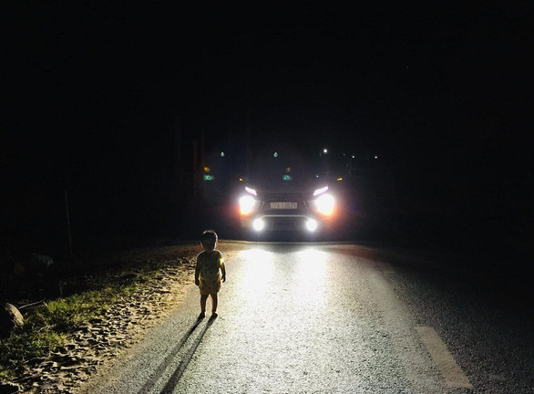 Vụ tài xế gõ cửa từng nhà tìm bố mẹ bé 2 tuổi lang thang giữa đêm: Nghẹn ngào lời người cha