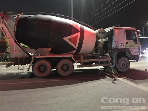 Tin tức tai nạn giao thông ngày 22/5/2021: Xe bồn cuốn xe máy vào gầm, 1 người tử vong