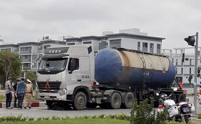 Tin tức tai nạn giao thông ngày 23/5: Ô tô đầu kéo va chạm xe máy, 1 phụ nữ tử vong