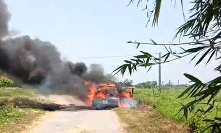 Ô tô 4 chỗ đang lưu thông bỗng nhiên bốc cháy dữ dội trên đường làng