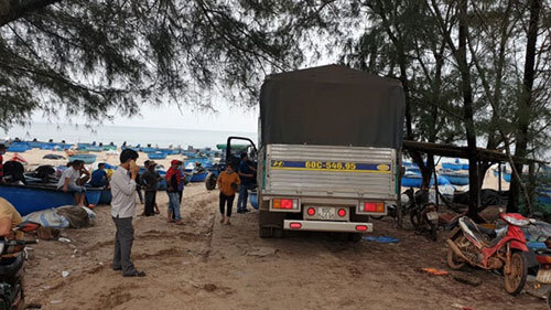 Vụ ô tô tải anổ máy bên đường, tài xế tử vong dưới biển: Điện thoại, tiền còn nguyên