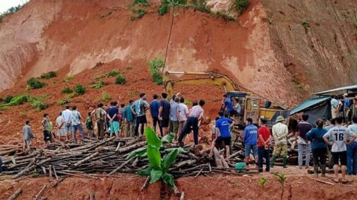 Đang đẩy xe chở gỗ, người phụ nữ bất ngờ bị đất đá đè tử vong