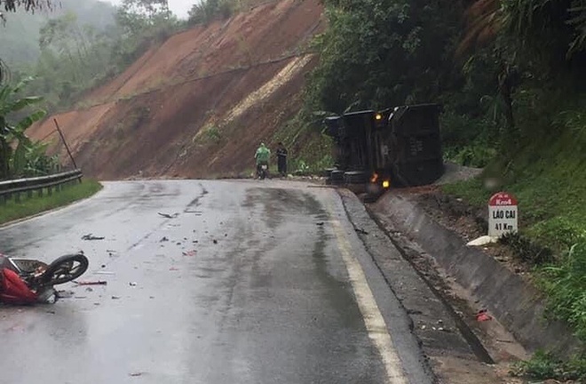 Tin tức tai nạn giao thông ngày 11/6/2021: Container lật ngang sau va chạm, 2 người chết