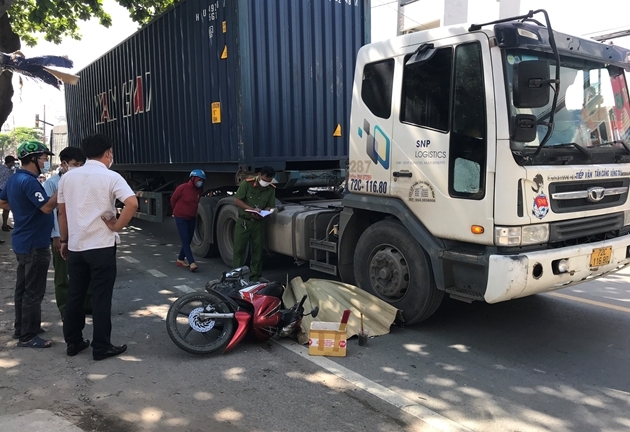 Ngã ra đường, tài xế xe ôm công nghệ bị container cán tử vong thương tâm