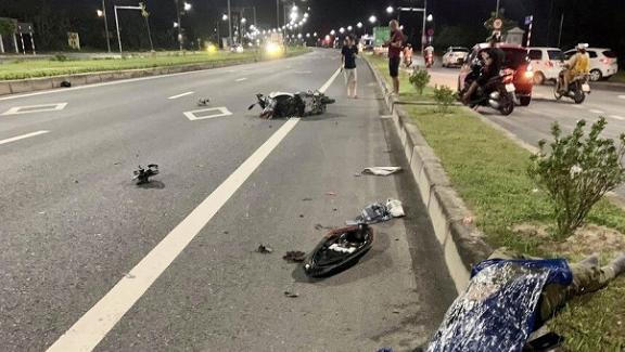 Đâm vào dải phân cách trong đêm, thanh niên đi xe máy tử vong tại chỗ