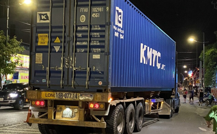 Ngã ra đường sau va chạm, người đàn ông bị container cán tử vong thương tâm