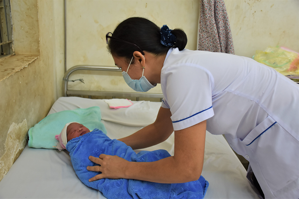 Bé gái sơ sinh bị bỏ rơi trong thùng carton trước cổng bệnh viện tâm thần