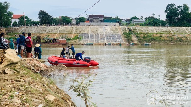 Vụ người phụ nữ để lại 3 con nhỏ rồi nhảy cầu ở Nghệ An: Tìm thấy thi thể nạn nhân