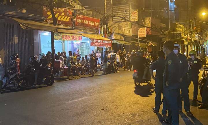Vác hung khí đến nhà người khác 
