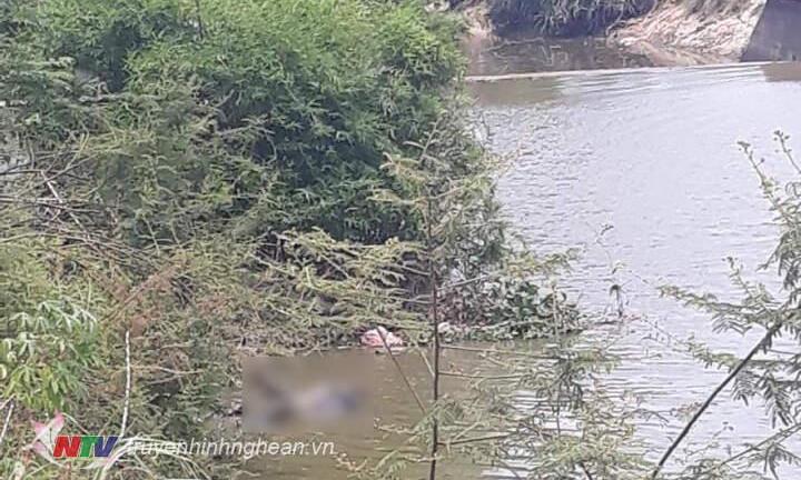 Phát hiện thi thể người đàn ông nổi trên mặt nước: Trên đầu đeo đèn pin