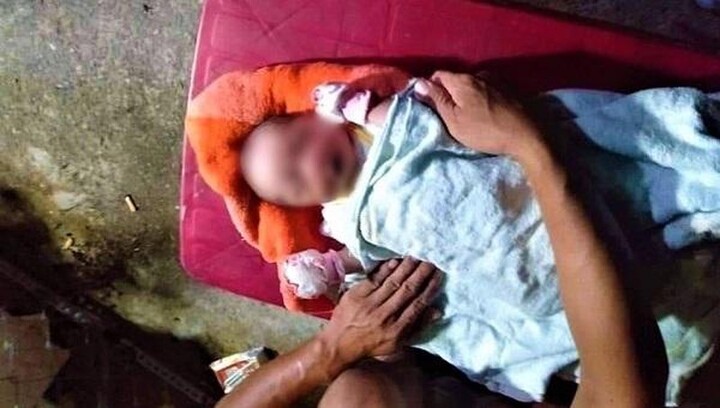 Xót xa bé trai sơ sinh bị bỏ rơi bên đường: Nhiều vết côn trùng cắn trên người