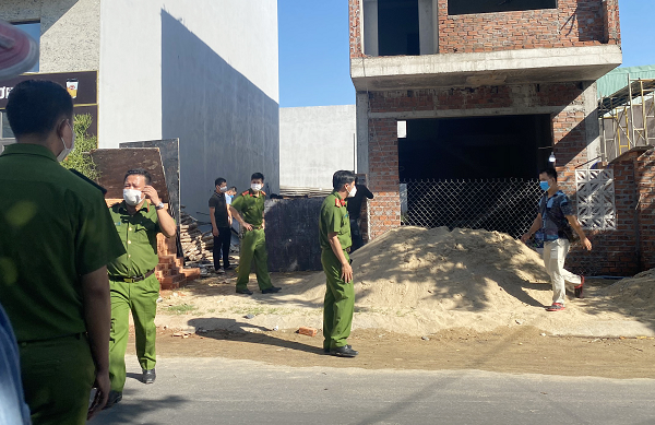 Phát hiện thi thể thợ xây trong tư thế nằm sấp ở lô đất trống