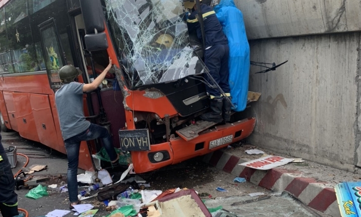 Tin tức tai nạn giao thông ngày 7/7: Đầu xe khách biến dạng sau cú đâm mạnh, tài xế mắc kẹt trong cabin