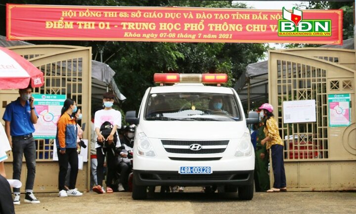 2 nữ sinh phải rời khu vực thi bằng xe cấp cứu đến bệnh viện