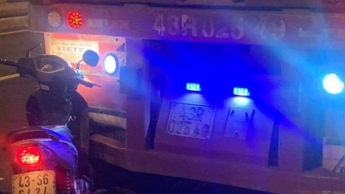 Xe máy dính chặt đuôi container sau va chạm cực mạnh, người đàn ông tử vong thương tâm